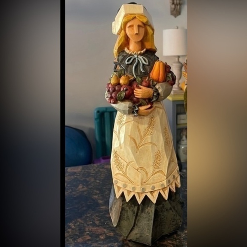 Wood carved Thanksgiving pilgrim woman